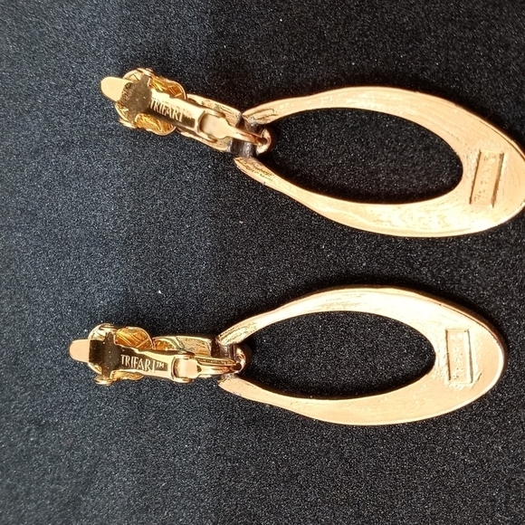 Trifari costume jewelry gold and black accent clip on earrings - Picture 2 of 4